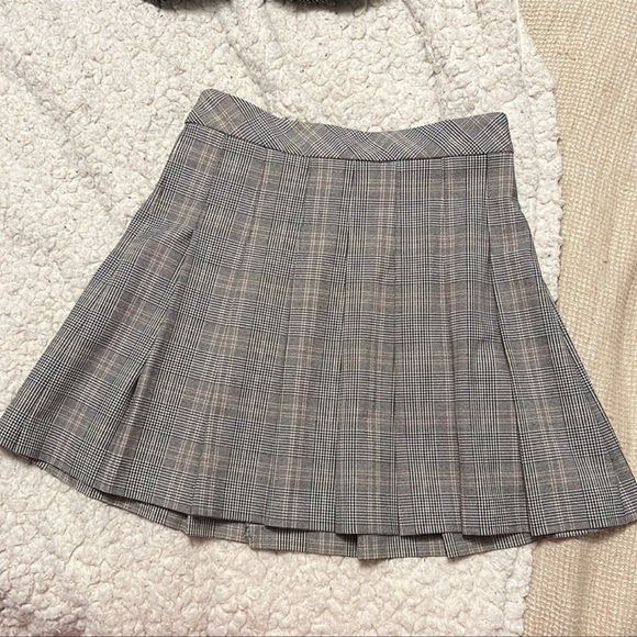 Aritzia Sunday Best Olive Mini Skirt - Picture 4 of 7